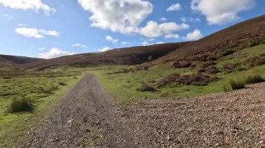 İskoçya 'nın doğu Lothian bölgesindeki Lammermuir Tepeleri' nden yukarı doğru ilerleyen Hillwalker otlakların, fundalıklarla kaplı yamaçların ve Firth of Forth ve Borders 'a doğru panoramaların ortasında.