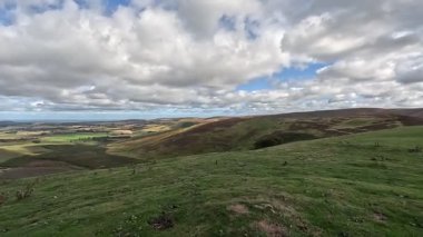 İskoçya 'nın doğu Lothian bölgesindeki Lammermuir Tepeleri' nden yukarı doğru ilerleyen Hillwalker otlakların, fundalıklarla kaplı yamaçların ve Firth of Forth ve Borders 'a doğru panoramaların ortasında.
