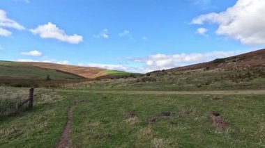 İskoçya 'nın doğu Lothian bölgesindeki Lammermuir Tepeleri' nden yukarı doğru ilerleyen Hillwalker otlakların, fundalıklarla kaplı yamaçların ve Firth of Forth ve Borders 'a doğru panoramaların ortasında.