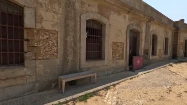 Castillo de San Sebastian, İspanya 'nın Cadiz kentindeki La Caleta sahilinin sonundaki 18. yüzyıl kalesinde taş duvarlar, asma köprü ve Atlantik Okyanusu' na bakan 1908 deniz feneri bulunuyor..