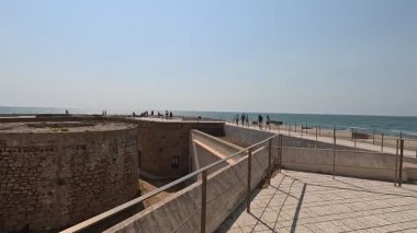 Castillo de San Sebastian, İspanya 'nın Cadiz kentindeki La Caleta sahilinin sonundaki 18. yüzyıl kalesinde taş duvarlar, asma köprü ve Atlantik Okyanusu' na bakan 1908 deniz feneri bulunuyor..