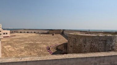 Castillo de San Sebastian, İspanya 'nın Cadiz kentindeki La Caleta sahilinin sonundaki 18. yüzyıl kalesinde taş duvarlar, asma köprü ve Atlantik Okyanusu' na bakan 1908 deniz feneri bulunuyor..