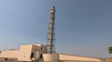 Castillo de San Sebastian, İspanya 'nın Cadiz kentindeki La Caleta sahilinin sonundaki 18. yüzyıl kalesinde taş duvarlar, asma köprü ve Atlantik Okyanusu' na bakan 1908 deniz feneri bulunuyor..