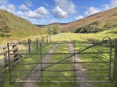 İskoçya 'daki Lammermuir Tepeleri boyunca uzanan manzara, Batı Lothian tepe sırasındaki Firth of Forth' a kadar uzanan çayırlık, fundalık kaplı yamaçlar, otlaklar ve panoramalar içeriyor..