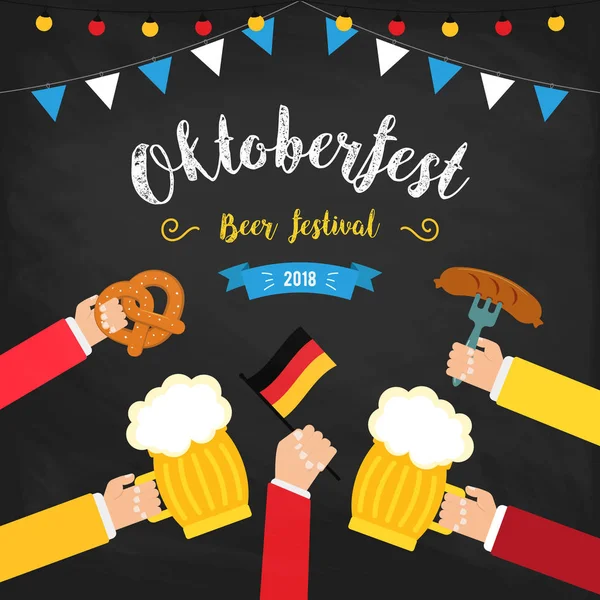 Festival de cerveza Octoberfest cartel colorido. Composición con manos humanas tostando cerveza en el centro y vasos de cerveza en círculo. Pretzels, cerveza, salchichas y bandera . — Vector de stock