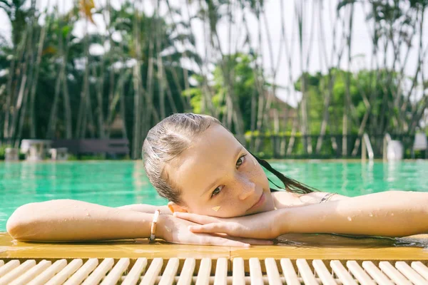 Hermosa Chica Adolescente Relajarse Piscina Tailandia Mira Cámara Disparo Cabeza — Foto de Stock