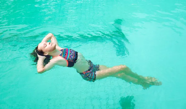 Güzel genç kız Tayland yüzme havuzunda rahatlayın. Güzellik, tatil, sağlıklı bir yaşam tarzı. Metin alanı