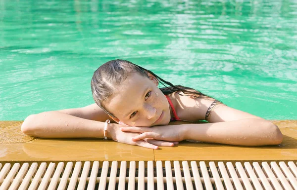 Hermosa Chica Adolescente Relajarse Piscina Tailandia Mira Cámara Disparo Cabeza — Foto de Stock