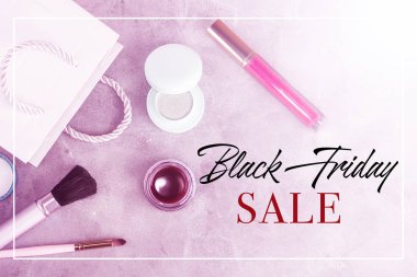 Üstten görünüm siyah Cuma arka plan kozmetik ile yat ve torbalar. Vücut bakımı, siyah Cuma kavramı. Metin alanı.