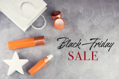 Üstten görünüm siyah Cuma arka plan kozmetik ile yat ve torbalar. Vücut bakımı, siyah Cuma kavramı. Metin alanı.