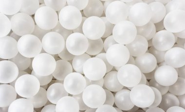 Üstten görünüm beyaz plastik baloncuk doku havuz. Bahçesi arka plan. Metin alanı