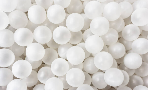 Вид сверху на текстуру бассейна белых пластиковых пузырей. Фон площадки. Текстовое пространство
