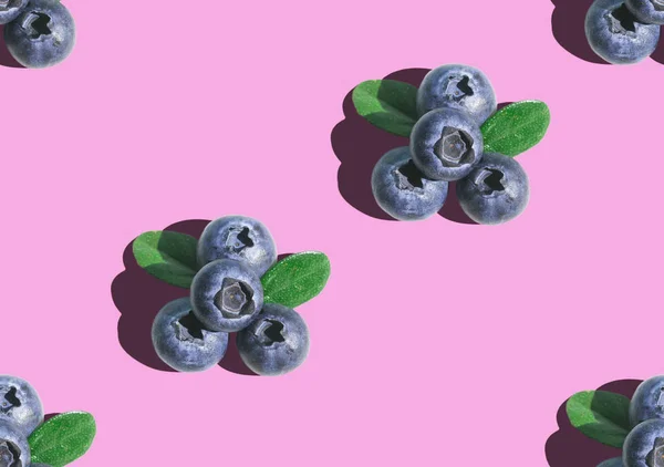 Pembe renkli arka plan üzerinde sabit ışık yeşil yaprakları ile yaban mersini. Superfoods, diyet seamless modeli. Vejetaryen yiyecekler