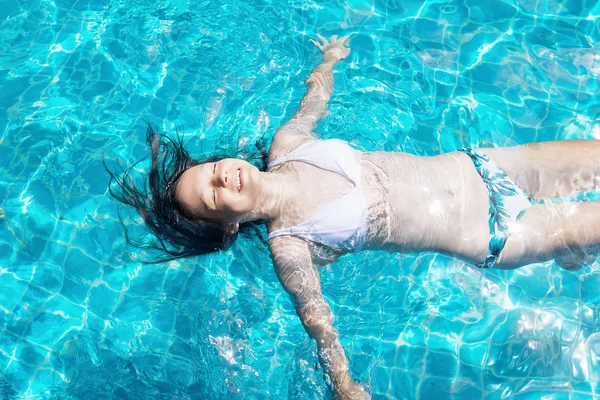 Happy Smiling Preteen Girl Bikini Enjoys Swimming Pool Childhood Vacation — Stock Photo, Image