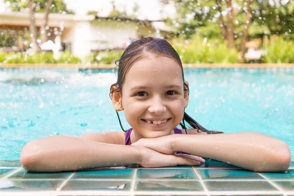 Linda Chica Preadolescente Sonriente Borde Piscina Viajes Vacaciones Concepto Infancia — Foto de Stock