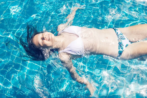 Happy Smiling Preteen Girl Bikini Enjoys Swimming Pool Childhood Vacation — Stock Photo, Image