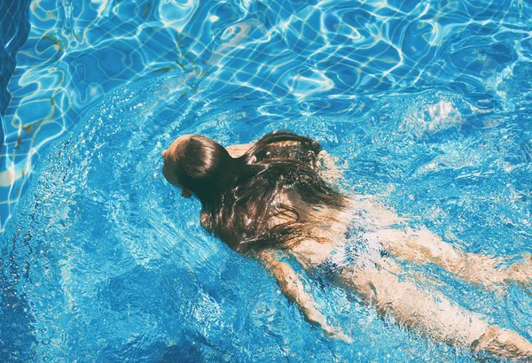 Preteen Girl Bikini Enjoys Swimming Pool Childhood Vacation Travel Concept — Stock Photo, Image