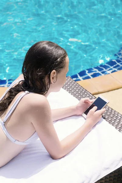 Niña Preadolescente Bikini Tumbado Sillón Con Teléfono Celular Junto Piscina — Foto de Stock