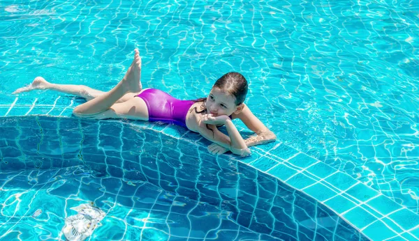 Linda Chica Preadolescente Sonriente Borde Piscina Viajes Vacaciones Concepto Infancia —  Fotos de Stock