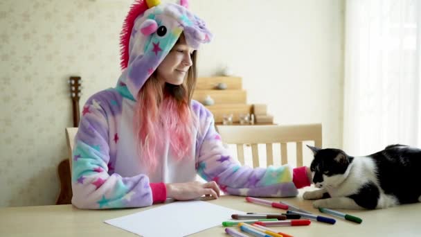 Ładny Nastolatków Dziewczyna Nosić Kawaii Unicorn Piżamy Gra Jej Kot — Wideo stockowe