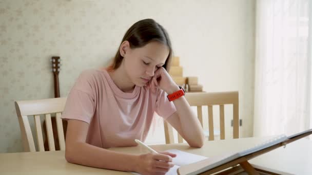 Linda Chica Adolescente Mira Libro Escribe Cuaderno Luego Mira Reloj — Vídeos de Stock