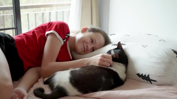 Мила Дівчина Підліток Грає Своєю Кішкою Засинає Ліжку — стокове відео