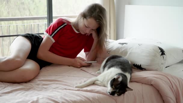 Söt Tonåring Tjej Med Rosa Hår Spelar Telefonen Och Sedan — Stockvideo