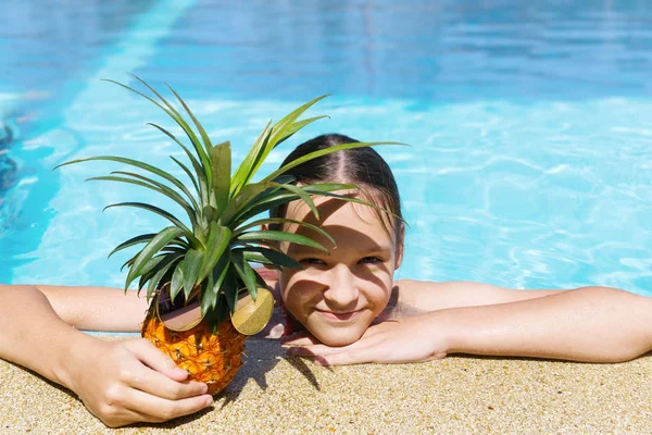 Sevimli genç kız, havuz, güneş gözlüğü ananas sarılmak. Seyahat. tatil kavramı. Metin alanı