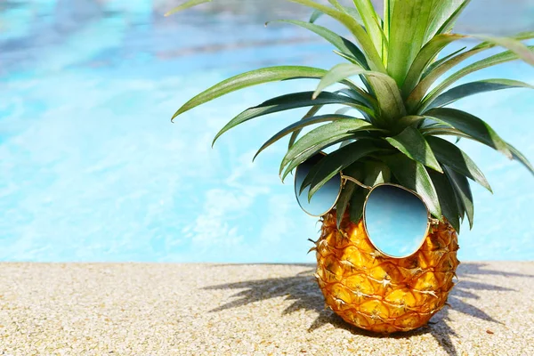güneş gözlüğü havuz başı, ananas. Seyahat, tatil kavramı. Metin alanı