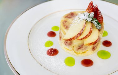 Güzel çilekli yoğurt desset reçel noktalar elma, çilek, nane, pudra şekeri ve colorfel ile dekore edilmiştir. Metin alanı