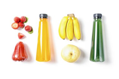 Beyaz arka planda meyve suyu şişeleri ile ham taze meyve. Kırmızı, turuncu, sarı ve yeşil. Gıda maddeleri, detoks