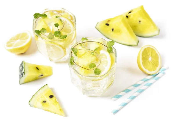 Cool Fresh Yellow Armelon Lemonade Ingredients White Background Концепция Вегетарианской — стоковое фото