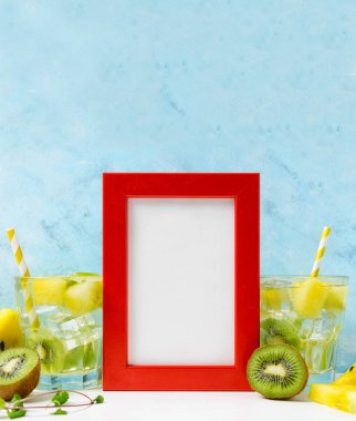 kırmızı Fotoğraf çerçevesi mockup: mavi arka plan üzerinde malzemelerle serin ve taze kivi karpuz limonata. Vejetaryen yemek, sağlıklı yaşam tarzı kavramı. Yaz spesiyalleri tamplate. Detoks
