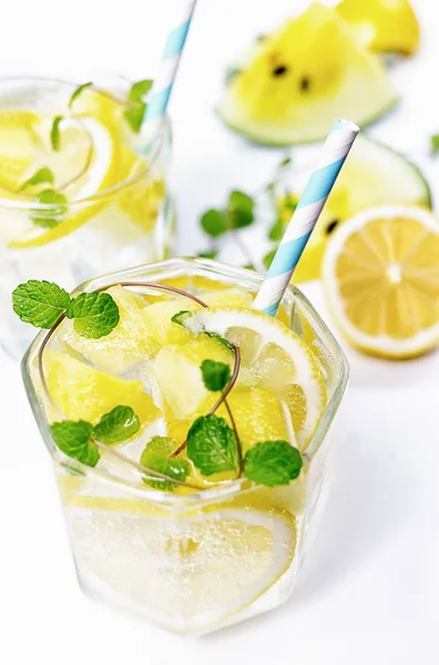 Cool Fresh Yellow Armelon Lemonade Close Ingredients White Background Концепция — стоковое фото