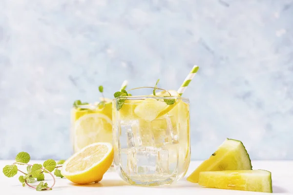 Cool Fresh Yellow Armelon Lemonade Ingredients Bright Blue Background Концепция — стоковое фото