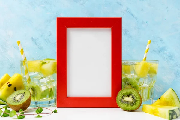 kırmızı Fotoğraf çerçevesi mockup: mavi arka plan üzerinde malzemelerle serin ve taze kivi karpuz limonata. Vejetaryen yemek, sağlıklı yaşam tarzı kavramı. Yaz spesiyalleri tamplate. Detoks