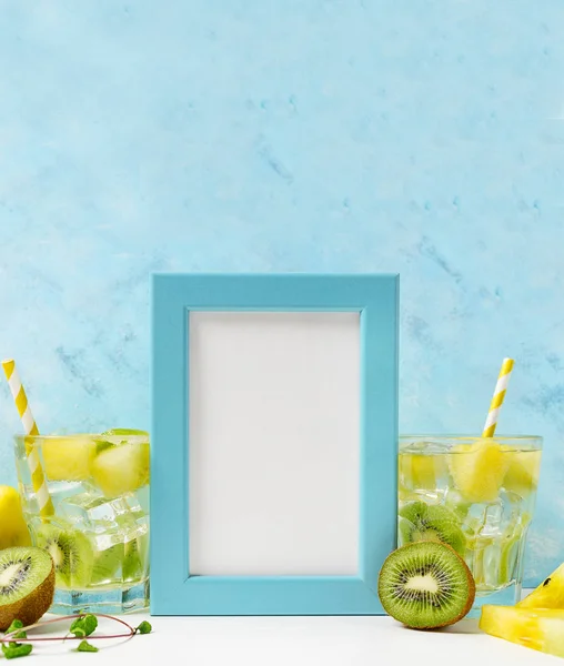 Modrý Fotografický Rám Mockup Chladná Čerstvá Limonáda Kiwi Složkami Modrém — Stock fotografie