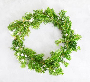 Üst görünüm düz parlak arka planda yeşil Noel çelenk yatıyordu. Geleneksel yeni yıl dekorasyon kavramı. Yazı için alan