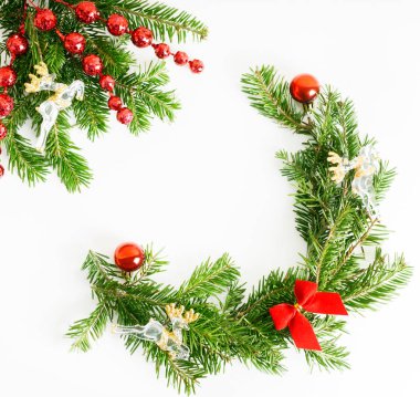 Üst görünüm düz parlak arka planda kırmızı oyuncaklar, yay ve cam Ren geyiği köşe çerçevesi ile doğal Noel ağacı dalları yatıyordu. Yeni yıl dekor kavramı. Metin alanı