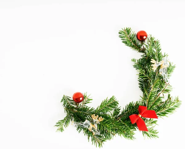 Pohled Top Přírodní Větve Vánočních Stromku Červenými Hračkami Poklonou Rohovým — Stock fotografie