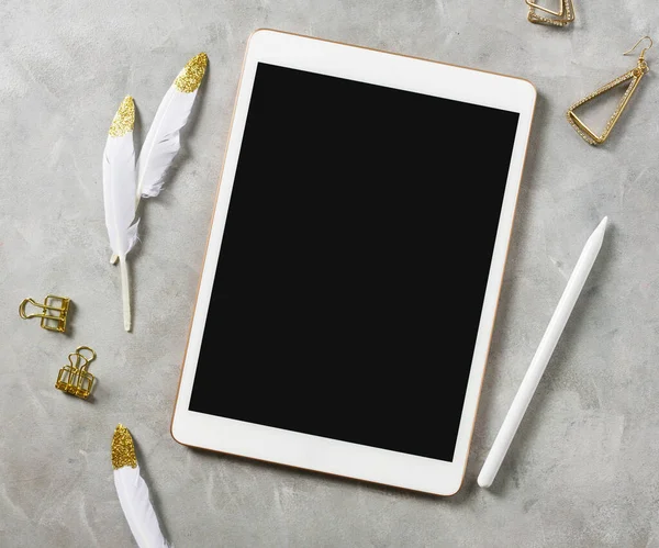 Flat Lay Top View Mockup Digital Tablet Pencil Golden Feathers — Stock Photo, Image