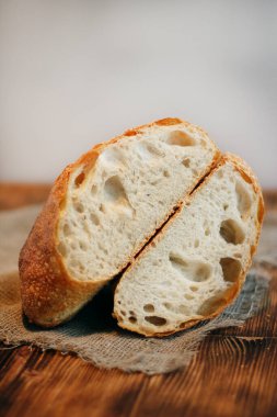 Taze pişmiş ciabatta ekmeği.