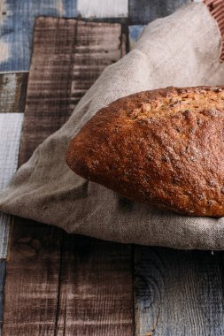 Tahta zeminde taze ekmek