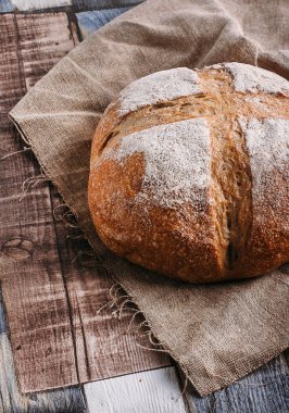 Tahta zeminde taze ekmek 