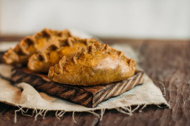 Ahşap arka planda ev yapımı turtalar