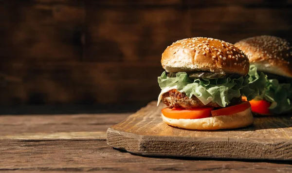 Sabrosas Hamburguesas Sobre Fondo Madera —  Fotos de Stock