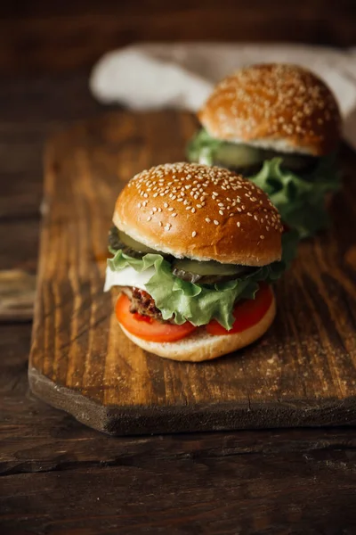 Sabrosas Hamburguesas Sobre Fondo Madera —  Fotos de Stock