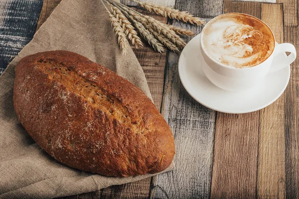 Tahta zeminde taze ekmek