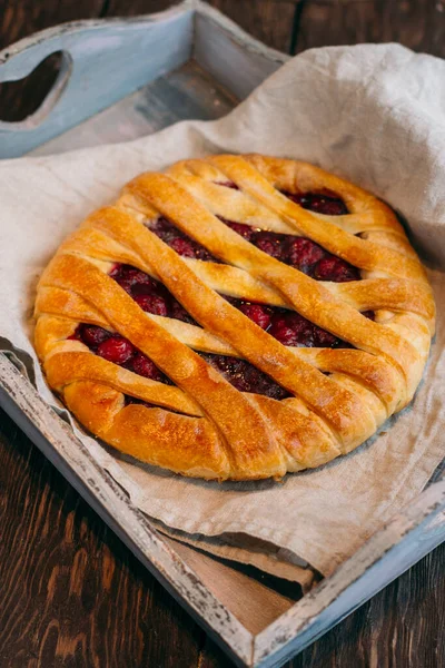 Tahta arka planda vişneli turta