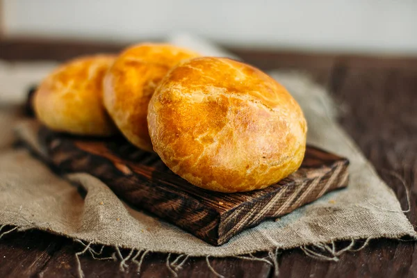 Tortas Frescas Uma Tábua Madeira — Fotografia de Stock